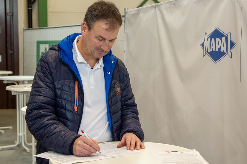 The photo shows a MAPAL employee registering for the blood donation.